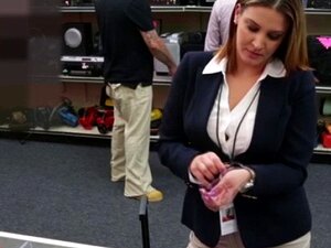 Le propriétaire du magasin goûte à une chatte rasée de blonde.