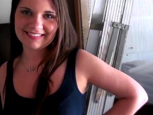 Bruno se fait sucer sa grosse bite charnue par une brune chaude et