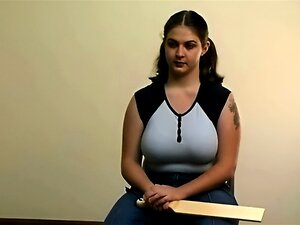 Petite amie coquine sauvage dans une fessée incroyable