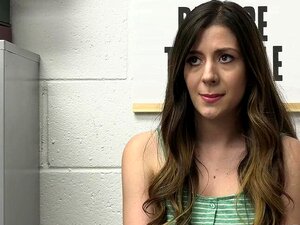 Les caissières mignonnes Sia Lust et Natalie Brooks ont écrémé les