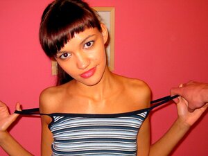La bombe aux cheveux noirs Inus se fait baiser en levrette