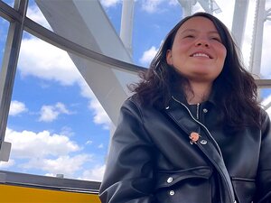 Sexe lesbien public dans un parc d'attractions (réel)