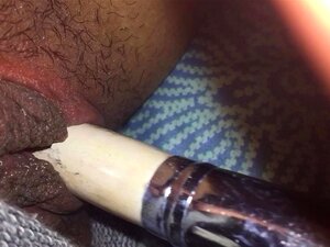 Tease masturbante avec une brosse à maquillage