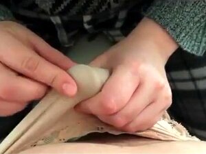 Femme fait une branlette à son mari en culotte