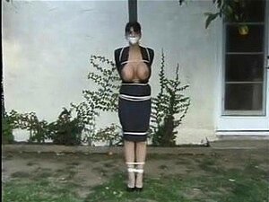 Agent sur un Polonais, Prettybig tits Summer attaché à une barre et