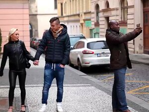 Femme salope baise un homme noir devant son mari et joue avec sa