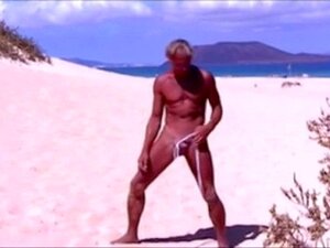 Mec bronzé sur la plage en string string string minuscule