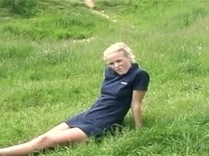 Une blonde britannique en plein air montre sa culotte