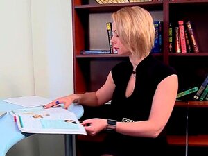 Un sissy se fait dominer les pieds et fesser