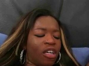 Deux gros culs noirs et une grosse bite. Une ébène à couper le