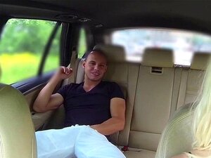 Un chauffeur de taxi blond demande à son client de la baiser