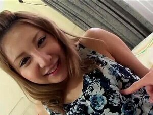 Petite japonaise mignonne s'est fait secouer ses gros nichons en se