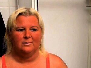 La ronde voluptueuse de Suède Svea se masturbe