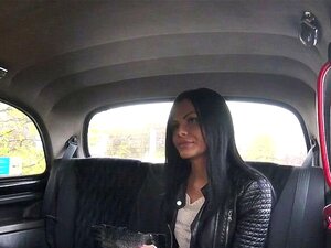 Belle touriste baise un faux chauffeur de taxi en public