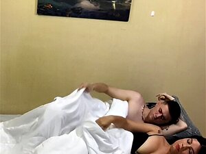 La copine de mon demi-frère se faufile dans mon lit et je la baise
