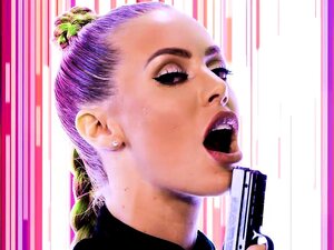 Une policière cyborg avec de gros seins se fait contrôler l'esprit