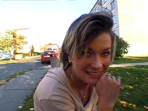 Sexe torride sous la douche. Une nana reçoit une baise zélée