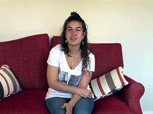 Lisandra exhibe son corps poilu sur sa chaise rouge