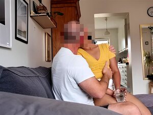 Cette femme indienne devient si passionnée en embrassant son taureau