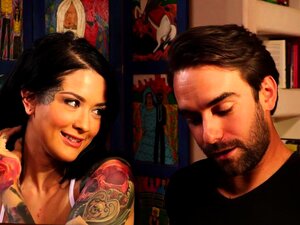Femme tatouée trompe son vieux mari avec une nouvelle bite
