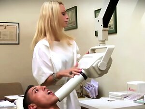 Regardez cette magnifique blonde aux formes délicates mettre ses