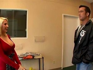 La voiture Madison Ivy est tombée en panne et elle avait besoin