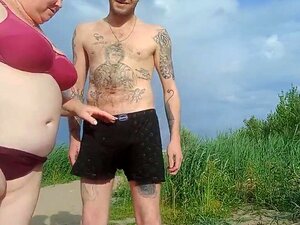 foré dans la gorge sur une plage publique