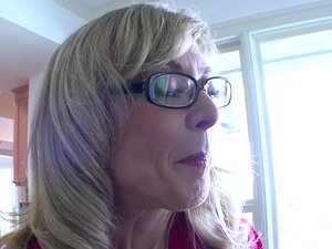 SEXYMOMMA - La belle-mère cougar donne sa chatte à une jeune fille