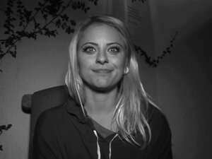 Cameron Canada prend une éjac faciale à la piscine