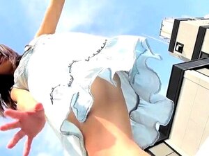 Une mignonne sexy montre sa chatte rasée sous sa jupe en plein air
