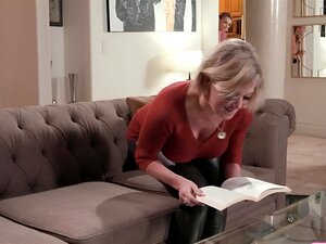 Une belle-fille blonde espionne sa belle-belle-mère aux gros seins en