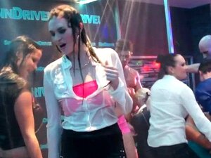 Salope baisée dans un bain de fête