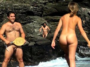 Carol Goldner, strip-tease sexy sur la plage