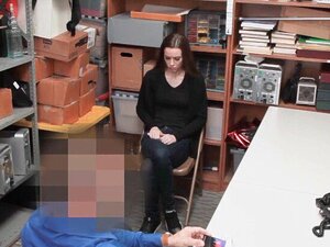 L'officier a pu baiser la mignonne suspecte Tali et l'a libérée