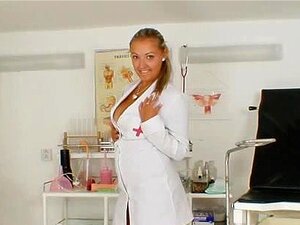 Gros seins naturels, Krystal Swift, jambes en bas sexy