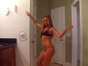 Préparez-vous à une balade sauvage avec notre bombe blonde aux