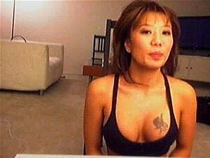 Belle asiatique chevauche un gode sur une webcam DM720