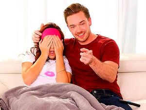 Mignonne en forme avec un beau cul rond, Brooke Haze chevauche une