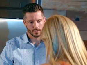 MILF divorcée aux gros seins gicle sur un barman à poil