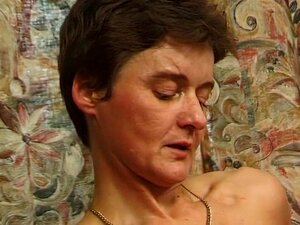 Découvrez les désirs ardents d'une séductrice mature dans une