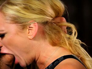 Briana Banks aux gros seins se fait baiser par une grosse bite dure