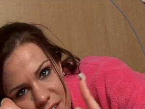 Une mignonne taquine l'humiliation d'une petite bite sur webcam