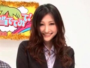 Un mec asiatique suce des seins fermes dans une compétition sexuelle