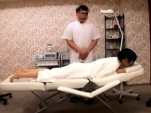 Une écolière sexy passe un examen et commence à la frotter