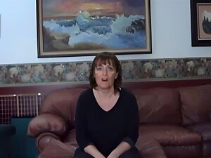 Nympho cougar invite les gens à la baiser tous les jours et le mari
