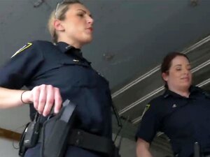 Salope, police aux gros seins, baisée par une jeune bite noire