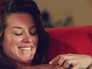 Stoya en lingerie adore se faire tirer les cheveux en levrette