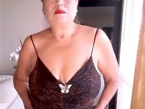 Vêtement de déshabillage, nue dansante, chatte touffue de femme plus