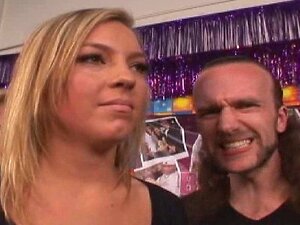 La blonde naturelle Ally Kay suce son fan