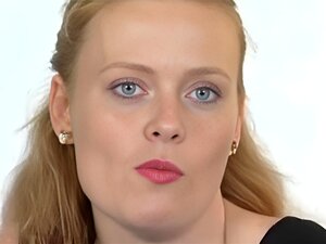 Rousse naturelle utilisant de gros mamelons naturels un gode rousse